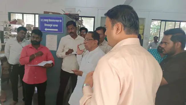 प्रशासकीय कार्यालयातली स्वच्छतागृहे स्वच्छ ठेवा : आमदार अनिल बाबर