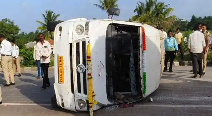 लांडगेवाडी येथे शाळेची बस उलटली, सहा विद्यार्थी गंभीर जखमी : गोपनीय खबऱ्याने काही दिवसांपूर्वीच केले होते शाळेच्या विद्यार्थी वाहतुकीबाबत सडेतोड वार्तांकन..!