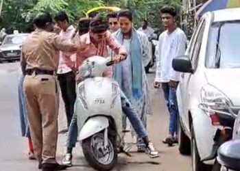 कॉलेजच्या आवारात फिरणाऱ्या रोडरोमियोंना महिला पोलिसांकडून ‘प्रसाद’, तरुणाच्या थेट श्रीमुखात लगावली