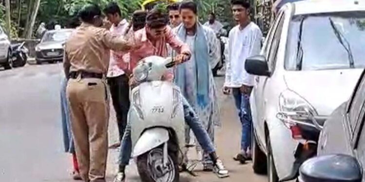 कॉलेजच्या आवारात फिरणाऱ्या रोडरोमियोंना महिला पोलिसांकडून ‘प्रसाद’, तरुणाच्या थेट श्रीमुखात लगावली