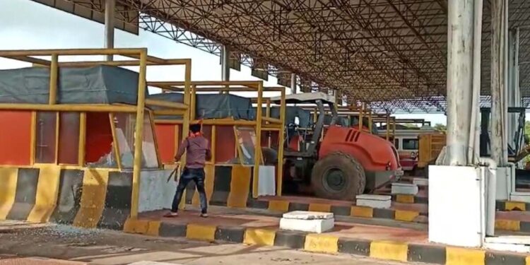 मोठी ब्रेकिंग | मनसे पुन्हा आक्रमक, थेट टोलानाका फोडला, नेमकं कारण काय?