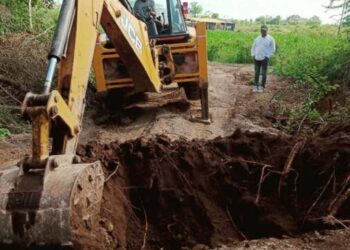 अवैध वाळू तस्करी रोखण्यासाठी नदीत जाणाऱ्या रस्त्यांना चरी