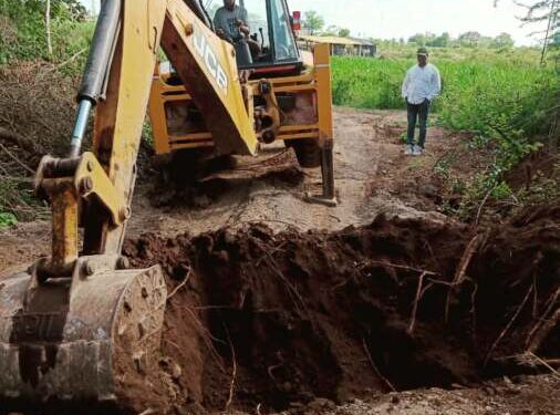 अवैध वाळू तस्करी रोखण्यासाठी नदीत जाणाऱ्या रस्त्यांना चरी