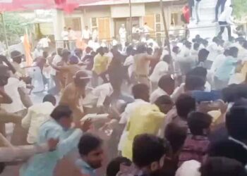 आरक्षणासाठी आंदोलन करणार्‍या मराठ्यांवर पोलिसांची रझाकारी; बेछुट लाठीमार, हवेत गोळीबारने महाराष्ट्र पेटला!