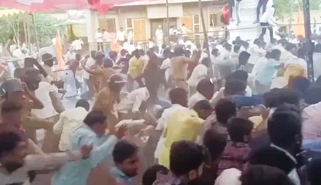 आरक्षणासाठी आंदोलन करणार्या मराठ्यांवर पोलिसांची रझाकारी; बेछुट लाठीमार, हवेत गोळीबारने महाराष्ट्र पेटला!