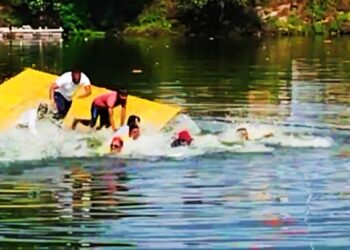 मिरजेत विसर्जनावेळी तराफा कलला, पोलीस कर्मचारी बचावले