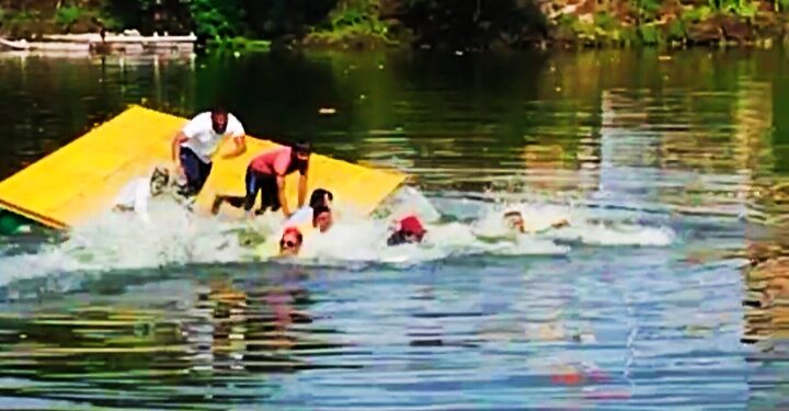 मिरजेत विसर्जनावेळी तराफा कलला, पोलीस कर्मचारी बचावले