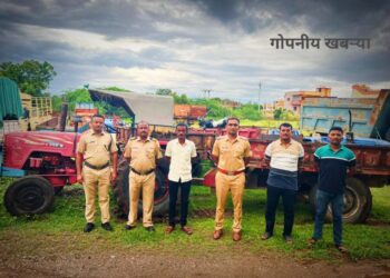 उमदीत पोलिसांनी पकडले ट्रॅक्टरसहित वाळूचोर..! महसूलच्या जीवाला “मंथली हप्त्यांचा” घोर..?