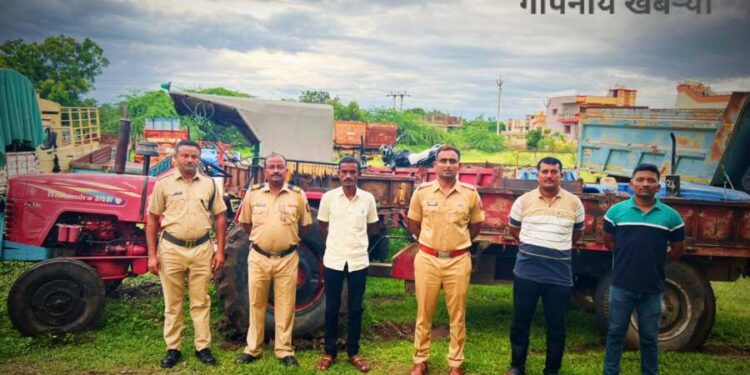 उमदीत पोलिसांनी पकडले ट्रॅक्टरसहित वाळूचोर..! महसूलच्या जीवाला “मंथली हप्त्यांचा” घोर..?