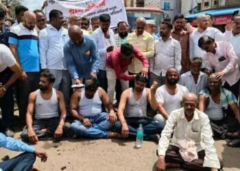 सांगली : पलुसमध्ये नाभिक समाजाचे मुंडण करून आंदोलन..