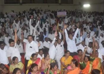 मास्तरांच्या सभेत प्रचंड गदारोळ ; गुरुजींनी अंडी फेकली..!