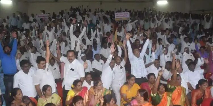 मास्तरांच्या सभेत प्रचंड गदारोळ ; गुरुजींनी अंडी फेकली..!