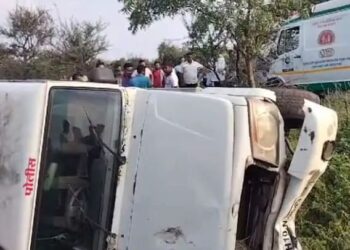 बेवड्याला वाचवण्याच्या नादात पोलिसांची बोलेरो पलटी..? तीन पोलीस कर्मचारी जखमी : अपघातस्थळी दारूच्या बाटल्या..!