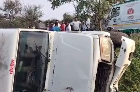 बेवड्याला वाचवण्याच्या नादात पोलिसांची बोलेरो पलटी..? तीन पोलीस कर्मचारी जखमी : अपघातस्थळी दारूच्या बाटल्या..!