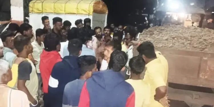 मोठी बातमी | ग्रामस्थांची जागरूकता ; शासकीय मुरूम चोरून नेताना ट्रॅक्टर पकडले, मुरूम चोरट्यांना इशारा : उदगाव येथील प्रकार