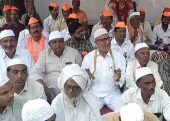 सोलापुरात मराठा आंदोलकांनी भाजप आमदाराला पिटाळून लावले; डोक्यावर नमाजी टोप्या आणि हातात टाळ धरून भजन