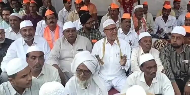 सोलापुरात मराठा आंदोलकांनी भाजप आमदाराला पिटाळून लावले; डोक्यावर नमाजी टोप्या आणि हातात टाळ धरून भजन