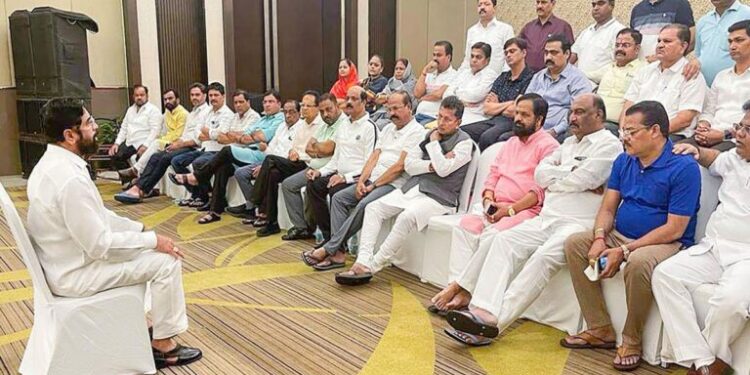 ब्रेकिंग । ३१ डिसेंबरपर्यंत शिंदे सरकार पडणार, बड्या नेत्याच्या दाव्याने उडाली खळबळ