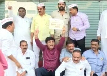 Big breaking: मंत्रालयाला टाळं ठोकलं; मंत्रालयाच्या दारात आमदारांचा आक्रोश