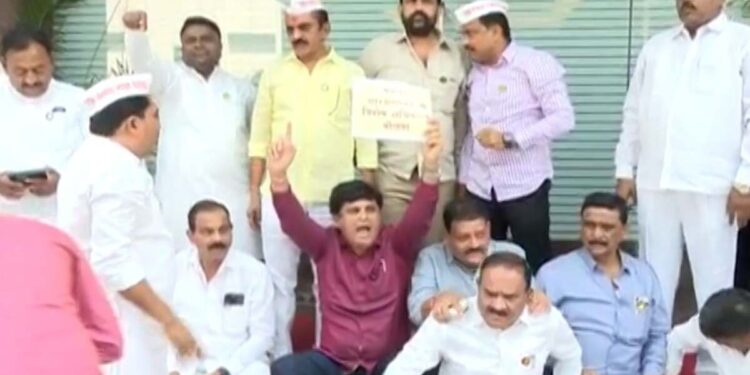 Big breaking: मंत्रालयाला टाळं ठोकलं; मंत्रालयाच्या दारात आमदारांचा आक्रोश