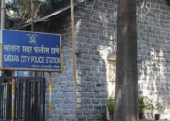 मस्ती जिरवली..! “हरवलेला फोन मला दे, नाहीतर तुला सोडत नाही म्हणत पकडली थेट पोलिसाची “कॉलर”; पोलीसाने दाखवला “खाकीचा ट्रेलर”..!