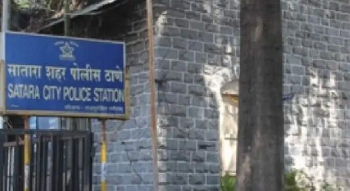 मस्ती जिरवली..! “हरवलेला फोन मला दे, नाहीतर तुला सोडत नाही म्हणत पकडली थेट पोलिसाची “कॉलर”; पोलीसाने दाखवला “खाकीचा ट्रेलर”..!