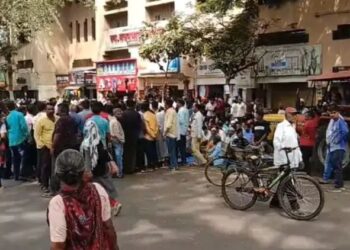 सांगलीत दगडफेक, महापालिकेच्या विराेधात रस्त्यावरील विक्रेते आक्रमक; पाेलीस घटनास्थळी दाखल..