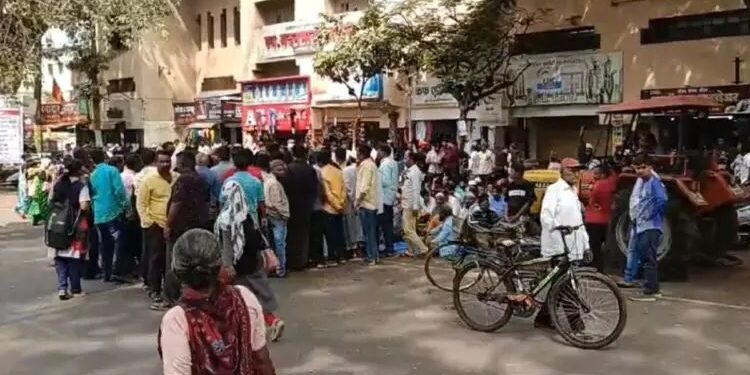 सांगलीत दगडफेक, महापालिकेच्या विराेधात रस्त्यावरील विक्रेते आक्रमक; पाेलीस घटनास्थळी दाखल..