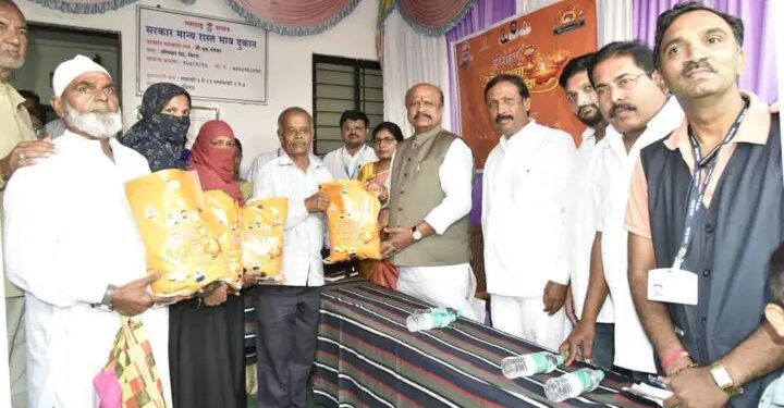 कामगारमंत्री डॉ. सुरेश खाडे यांच्या हस्ते मिरज, कवलापूरला ‘आनंदाचा शिधा’ वाटप..