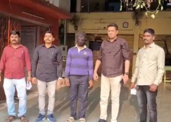 पतीसोबत बोलत असताना बळजबरी झुडपात नेले, टिटवाळा रेल्वे स्थानक परिसरात महिलेवर बलात्कार