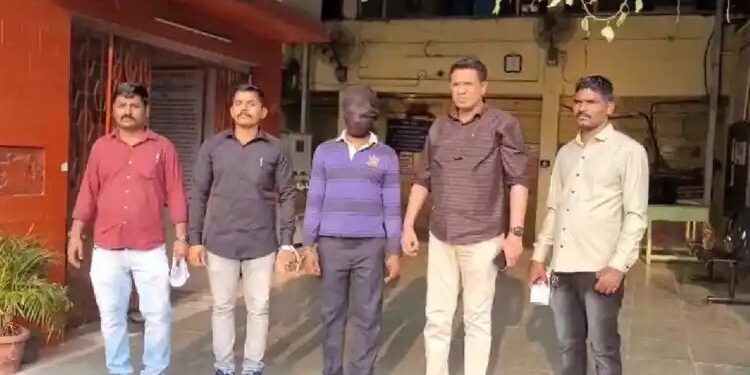 पतीसोबत बोलत असताना बळजबरी झुडपात नेले, टिटवाळा रेल्वे स्थानक परिसरात महिलेवर बलात्कार