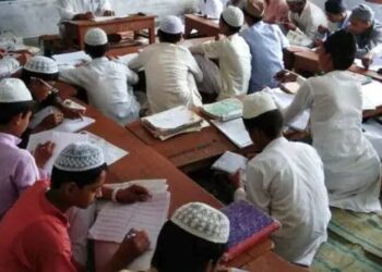 मदरशातील अल्पवयीन मुलांकडून महिलांवर दगडफेक.!