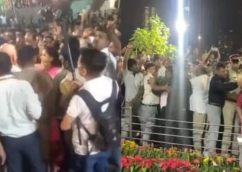 ठाकरे गटाच्या पदाधिकाऱ्यांविरोधात गुन्हे दाखल होण्याचे सत्र सुरूच, चौघांविरोधात विनयभंगाचा गुन्हा दाखल