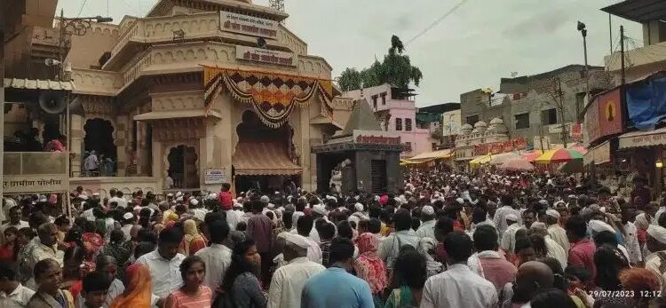 कार्तिकीसाठी पंढरीत लाखाे भाविक दाखल ; मराठा समाजाने आंदोलन मागे घेतल्याने महापूजेचा पेच सुटला