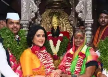 Breaking | Kartiki Ekadashi 2023 : उपमुख्यमंत्री फडणवीसांनी केली सपत्निक विठ्ठलाची शासकीय महापूजा, दिंडोरीतील घुगे दाम्पत्य मानाचे वारकरी..