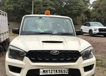 अधिकारी अवैध दारूच्या अड्ड्यावर छापा मारायला गेले अन् मार खाऊन आले..!