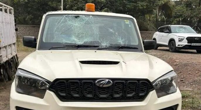 अधिकारी अवैध दारूच्या अड्ड्यावर छापा मारायला गेले अन् मार खाऊन आले..!