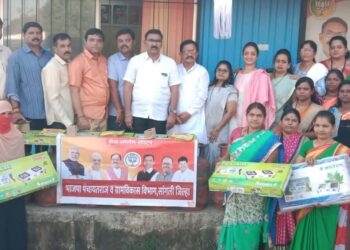 कुपवाड | बारा बलुतेदारांची आर्थिक स्थिती उंचावण्यासाठी विश्वकर्मा योजना – प्रकाश ढंग : भाजपाच्यावतीने उज्वला गॅसचे वाटप