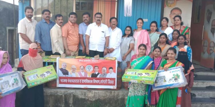 कुपवाड | बारा बलुतेदारांची आर्थिक स्थिती उंचावण्यासाठी विश्वकर्मा योजना – प्रकाश ढंग : भाजपाच्यावतीने उज्वला गॅसचे वाटप