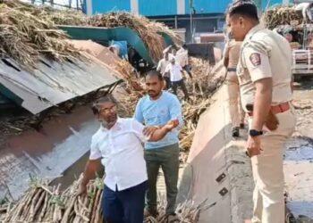 मोठी बातमी | जयंत पाटलांच्या कारखान्यावर धडकले स्वाभिमानीचे कार्यकर्ते, ऊस गाळपसाठीच्या गव्हाणीत मारल्या उड्या