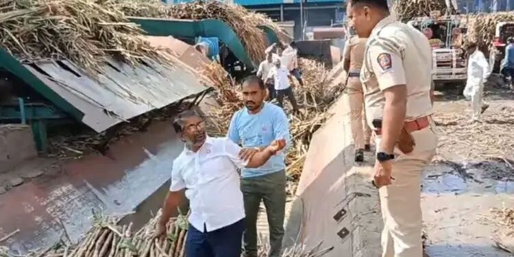 मोठी बातमी | जयंत पाटलांच्या कारखान्यावर धडकले स्वाभिमानीचे कार्यकर्ते, ऊस गाळपसाठीच्या गव्हाणीत मारल्या उड्या