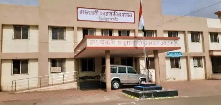 सांगली | तहसील कार्यालयातील ‘झिराे’ कर्मचाऱ्यांना दणका! कामावरून हाकलले ; तहसीलदार सागर ढवळे यांचा धाडसी निर्णय