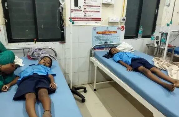 BREAKING | मंगळवेढ्यात १९ मुलांना विषबाधा ; मंगळवेढा ग्रामीण रुग्णालय व सोलापूर सिव्हील येथे उपचारासाठी दाखल