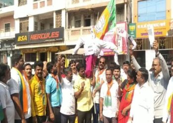 मिरजेत नेत्यांच्या परस्परांवर टीका ; पालकमंत्र्यांवरील आरोपानंतर राष्ट्रवादीच्या नेत्याच्या पुतळ्याचे दहन