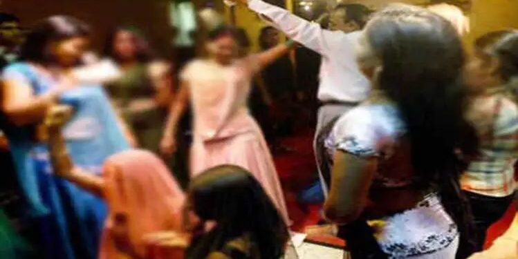 ब्रेकिंग | मिरजेतील डॉक्टर हायप्रोफाईल पार्टीत सापडले : पोलिसांचा छापा ; चार बारबालांसह नऊ डॉक्टरांवर कारवाई