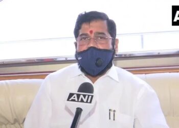 ऑक्सिजन बेड सज्ज ठेवा, लसीकरण सुरू करा : मुख्यमंत्री