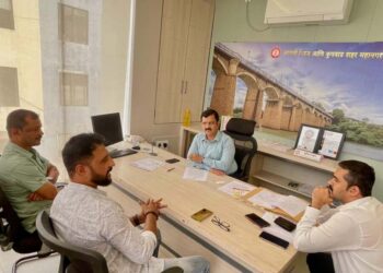 ‘मराठी’ पाटी न लावणाऱ्या दुकानांवर कारवाई करा : तानाजी सावंत