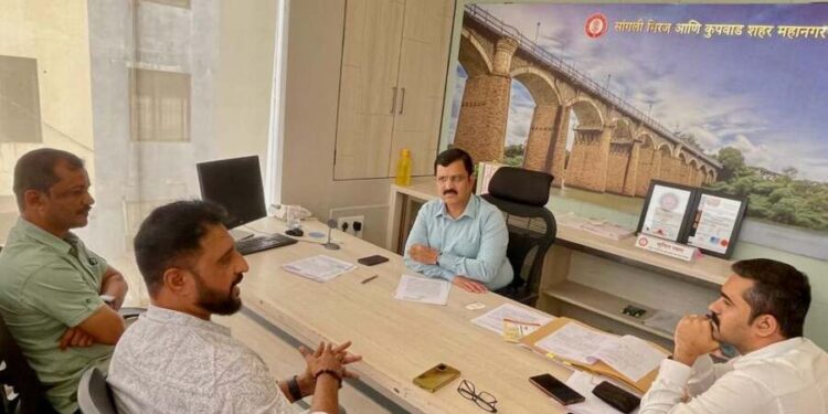 ‘मराठी’ पाटी न लावणाऱ्या दुकानांवर कारवाई करा : तानाजी सावंत