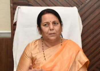 वृद्ध मातापित्याचे संगोपन सक्तीचे करणाऱ्या नरवाड ग्रामपंचायतीची निलम गोऱ्हे यांनी घेतली दखल