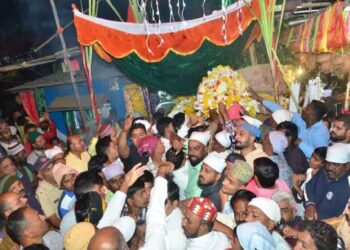 मिरज दर्ग्याला चर्मकार समाजाचा मानाचा गलेफ अर्पण; हिंदू-मुस्लिम ऐक्याची परंपरा, उरुसास प्रारंभ